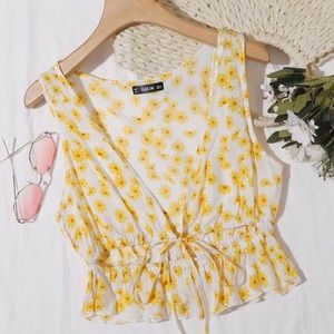 NWOT Tie Front Daisy Floral Top